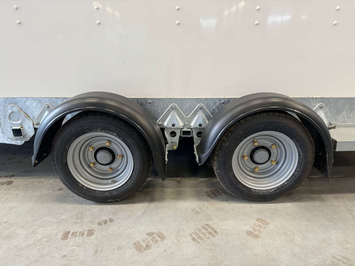 Ifor Williams Boxvan BV126G Zamknięta przyczepa 364x173x214 3500kg IO-78